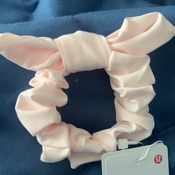 Lululemon scrunchie - Picture 2 of 3